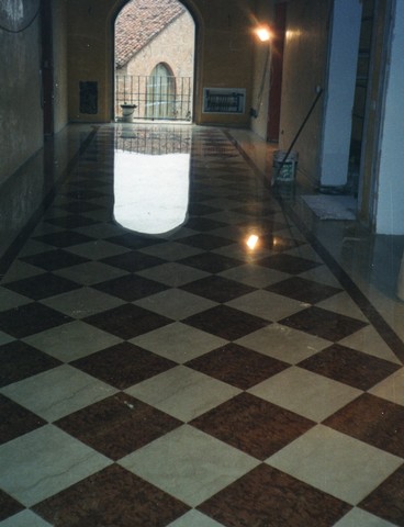 2Levigatura-e-lucidatura-pavimento-a-scacchiera-in-marmo-botticino-e-rosso-di-verona